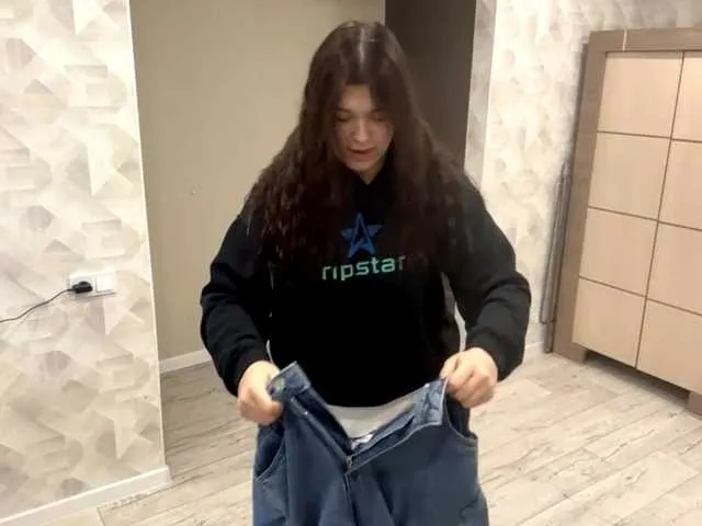 AshleaReuer — If you value openness and a little flirtation, we'll definitely get along. I like to open up during our show and add something new all the time. I like to play with fire - a little seduction and passion to ignite the spark between us.