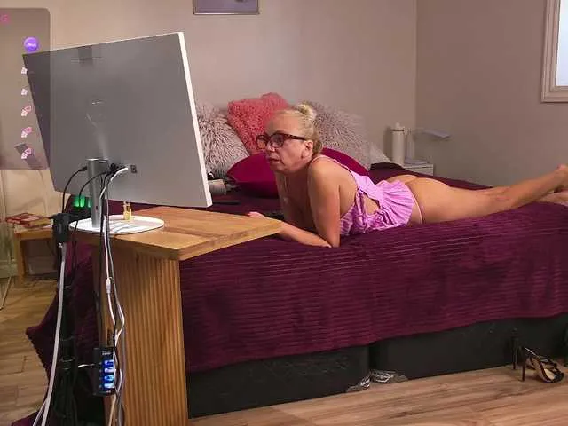 Freechat BaditaLuna on BongaCams