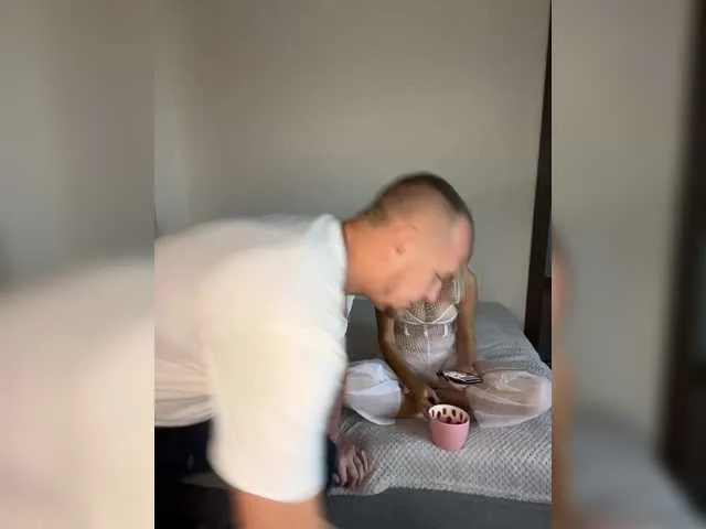 DonorDi — We like people who have something to offer us: kisses, touches, gifts