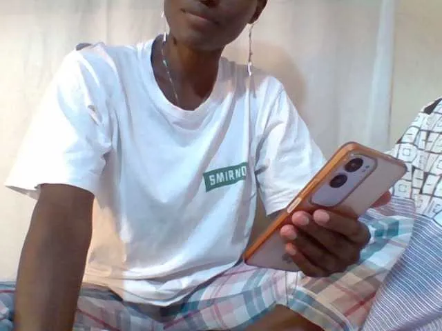 freaky-pinnah — Kiss and romance