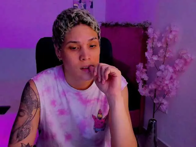 BongaCams LauraR is Freechat LauraR — I'm turned on by intense glances and good conversations that slowly raise the temperature.