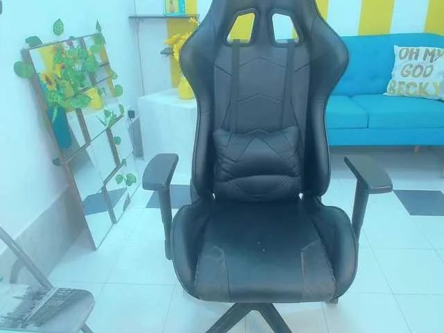 Miagreys1 — What turns me on? Confidence, good energy, and deep eye contact. I love when someone knows how to tease with words and actions slow, intense, and genuine.