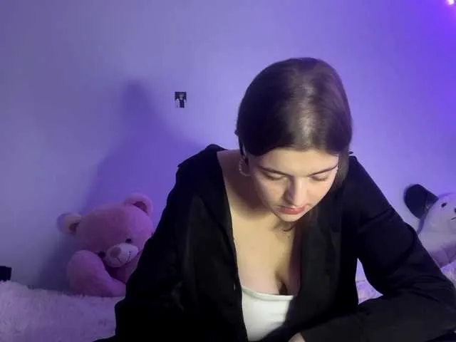 MoiraSesay — I like it when someone gently kisses my neck. Then, their hands slowly move down from my neck, making goosebumps run all over my body.