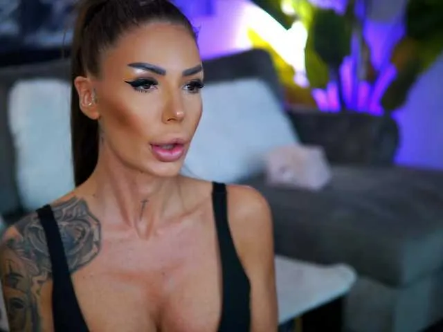 Offline RaquelleVon on BongaCams