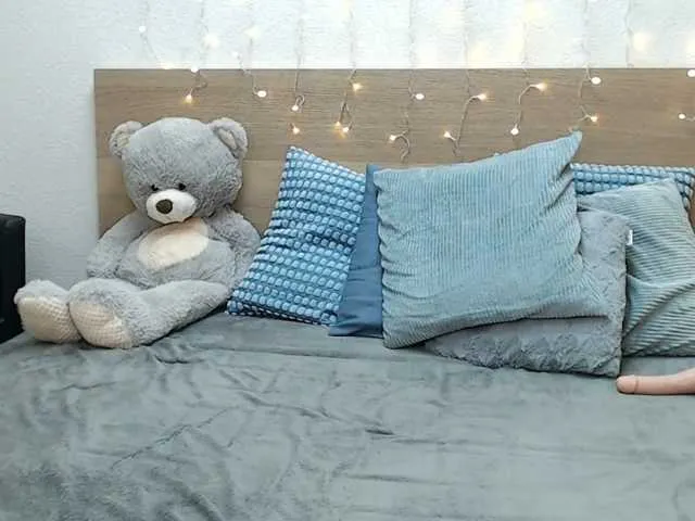 SopheyMoon — I really enjoy showing off my body, and I like to check out bulges in public