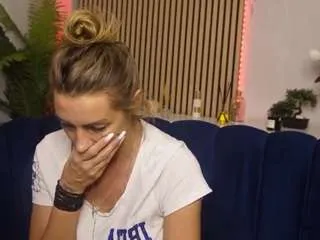 Freechat angel-wow on CamSoda