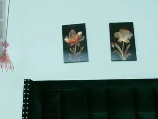 Freechat hornysweetebony on CamSoda