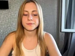 Offline mayrahux on CamSoda