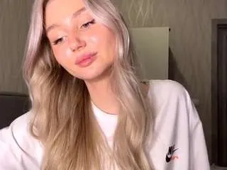 renatamercier — I'll take off my T-shirt [65 tokens remaining]