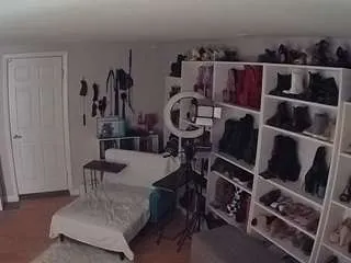 Offline voyeurcam-missoliviablack-03 on CamSoda