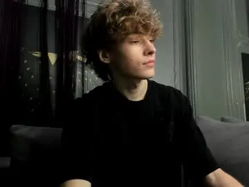Offline curlytwinkboy on Chaturbate