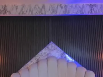 Freechat prettybullet on Chaturbate