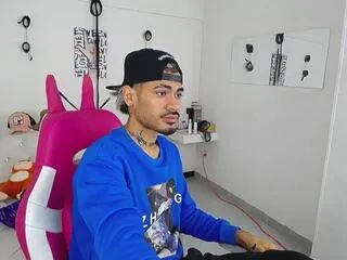 Offline alejo_bigg on Flirt4Free