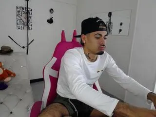 Offline alejo_bigg on Flirt4Free