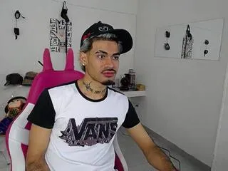 Offline alejo_bigg on Flirt4Free