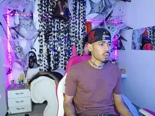 Offline alejo_bigg on Flirt4Free
