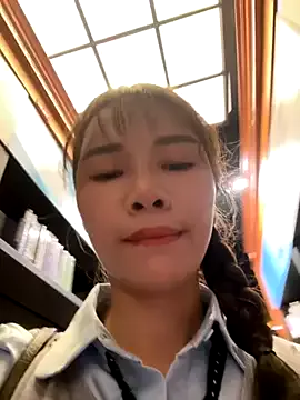 Offline Adora188 on StripChat