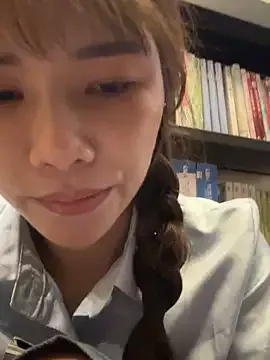 Offline Adora188 on StripChat