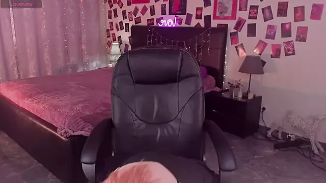 Offline AlicePopsy on StripChat