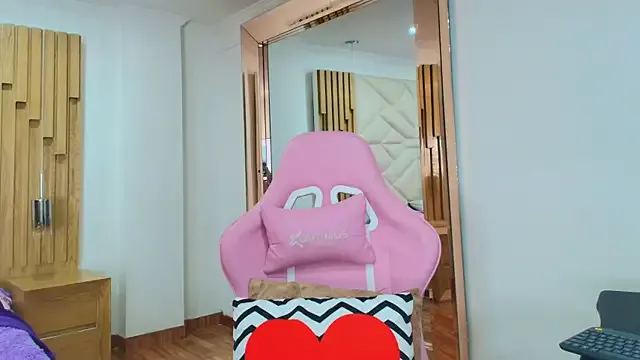 allie_pearl on StripChat