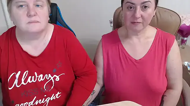 Bertie_Adeline — hot kiss and boobs