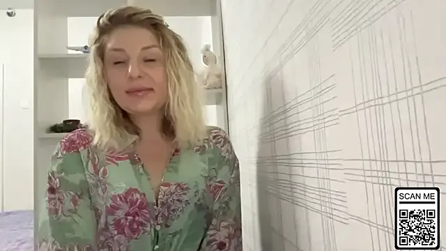 Blondie_xoxoxo — 3 playfull spanks