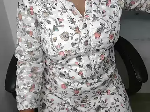 Freechat bold_naina on StripChat