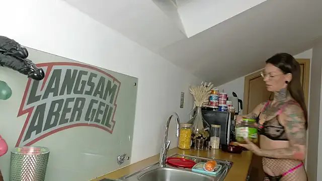 Offline BrownieyQueen on StripChat