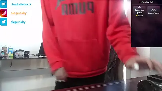 Freechat charlotbelucci_ on StripChat