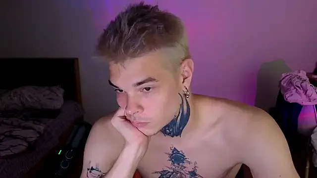 Offline DENIS_HERE on StripChat