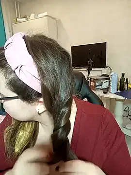 Freechat DienkaGreen on StripChat