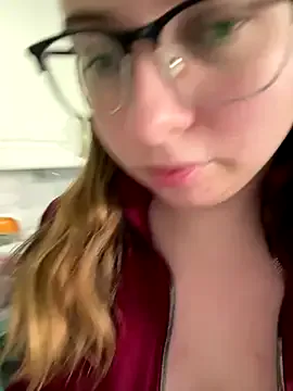 Freechat DienkaGreen on StripChat