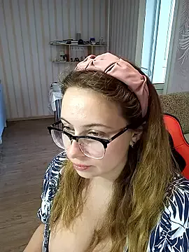 Freechat DienkaGreen on StripChat