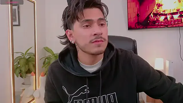 Offline Elian_savoy on StripChat