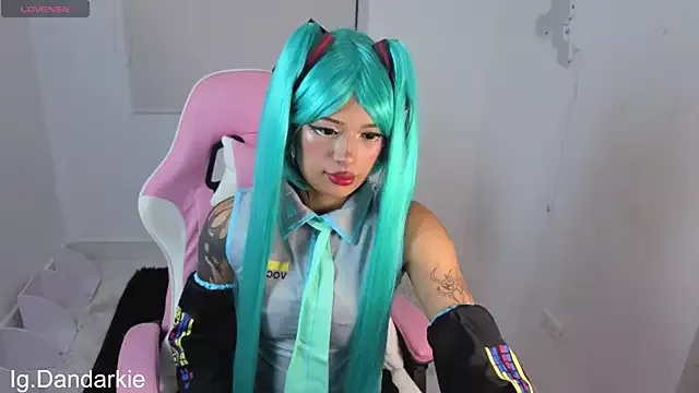 Offline hillsdandarkie_44 on StripChat