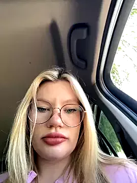 Offline justmilaa on StripChat