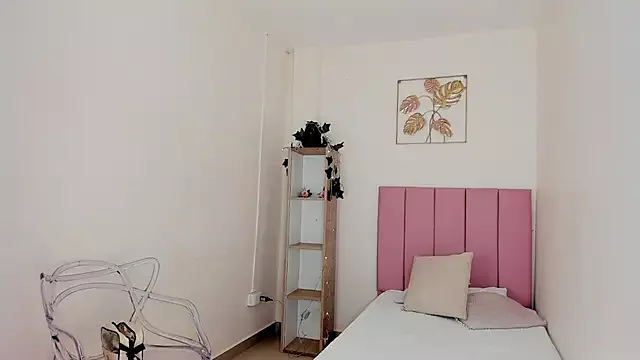 Offline Krissi_latore on StripChat