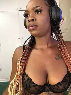 LuciousLips96 on StripChat