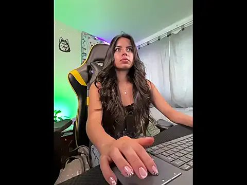 Freechat melaniibear on StripChat