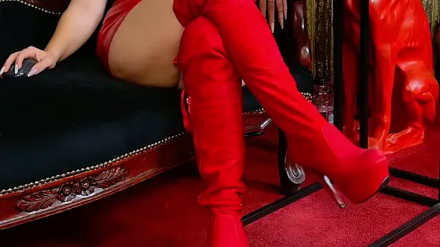 Offline MistressEly on StripChat