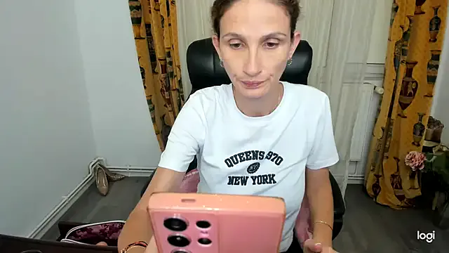 Offline NaughtyWifey1 on StripChat