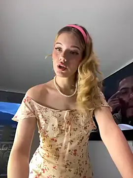 Group NicoleCut on StripChat