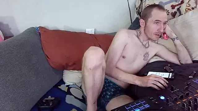 Offline pyrowuff on StripChat