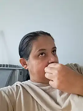 sarahhh1987 on StripChat 