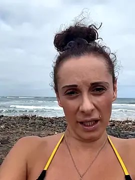 Offline therealbeverlycious on StripChat