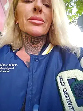 Offline YourMommyBlair on StripChat